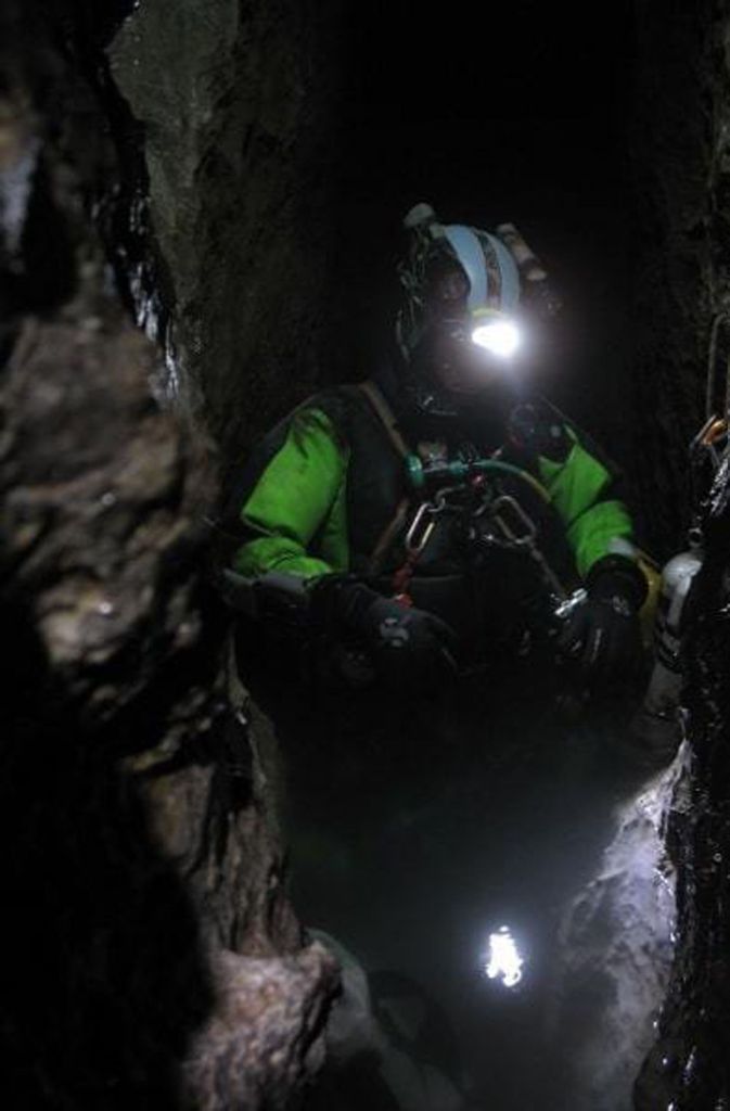 Ein Höhlenforscher erkundet die Jaskinia-Höhle (Archivbild).