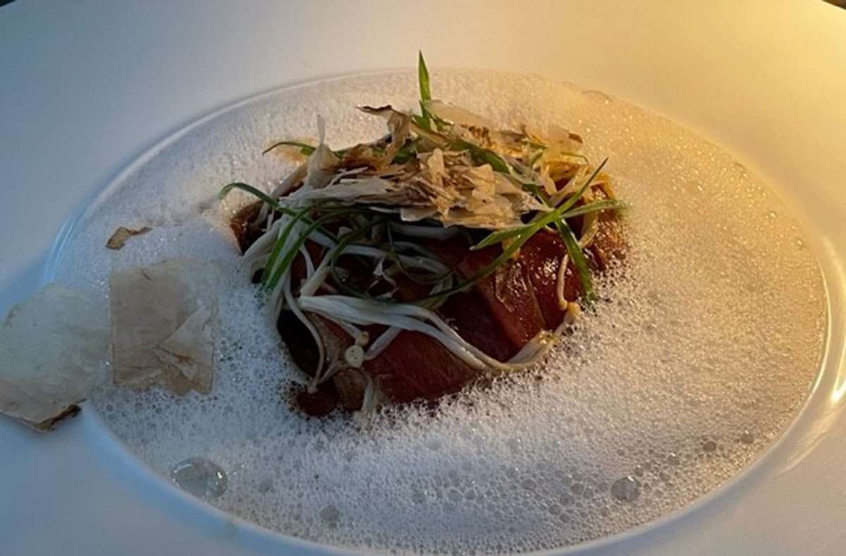 Beim asiatischen Tunfischbauch mit Spitzkohl und einmal mehr einem Schaumkranz rangeln zu viele Geschmacksrichtungen um die Gunst des Gastes.