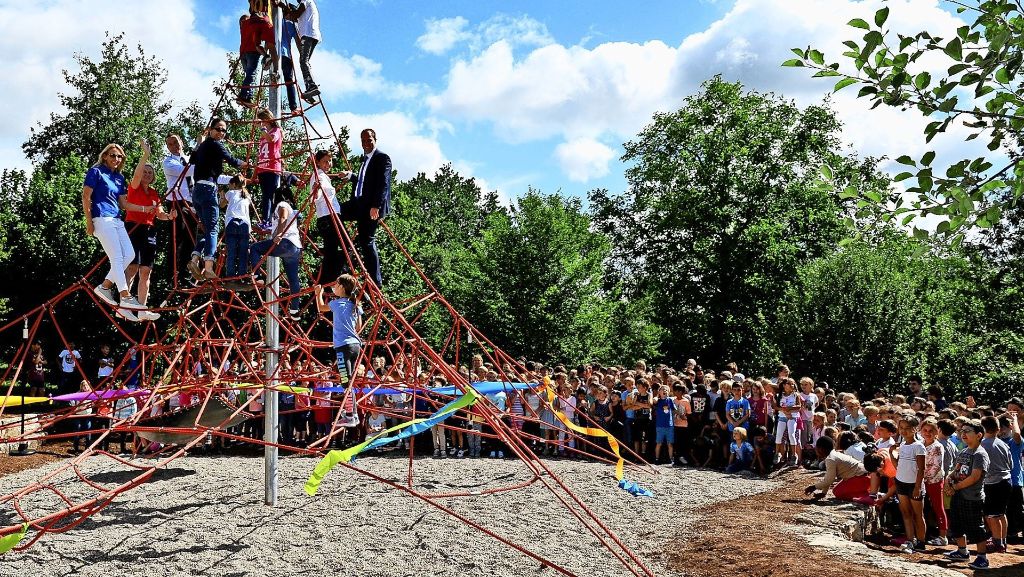 Neues Spielgerät für die Hattenbühlschule: Kletterpyramide eingeweiht