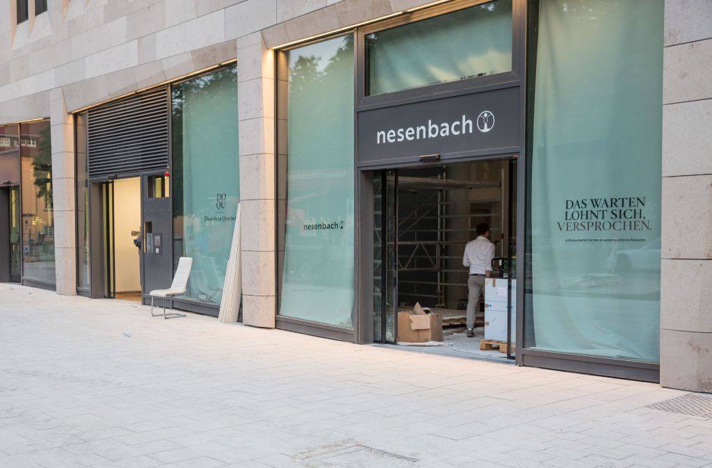 Dem Gastronomiebetrieb Nesenbach sind beispielsweise zu große Aufzugtüren geliefert worden, weshalb der Mix aus Restaurant, Café, Bar und Lounge erst am 4. Juni öffnen wird.