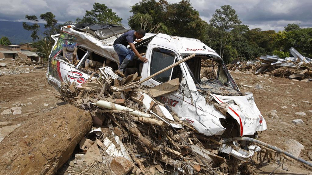  In Kolumbien suchen noch immer Tausende Helfer nach Überlebenden der Unwetterkatastrophe, die Opferzahl steigt weiter an. Laut dem Staatschef Juan Manuel Santos soll die Stadt in einem Jahr wieder aufgebaut sein. 