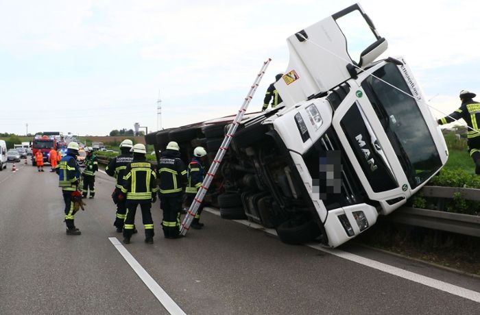 Unfall auf A81 bei Stuttgart: Umgekippter Lkw sorgt für Stauchaos auf der A81