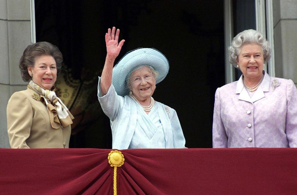 2002 feiert die Queen ihr goldenes Thronjubiläum. Doch das Freudenjahr wird von zwei Trauerfällen überschattet. Im Februar erliegt ihre Schwester, Prinzessin Margaret (links), einem Schlaganfall, im März stirbt Queen Mum mit 101 Jahren. In ihrer Weihnachtsansprache zeigt Elizabeth II. Gefühle: Es sei ein Jahr der „herben persönlichen Verluste“ gewesen.