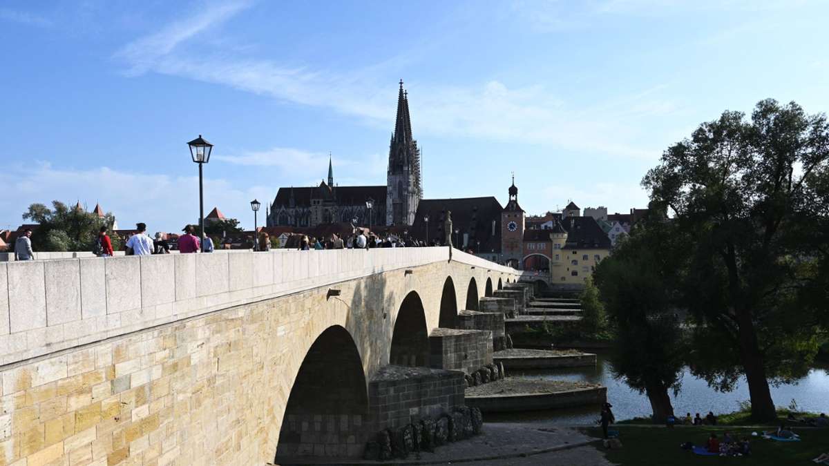 Mann in Regensburg von Brücke gestoßen: 28-Jähriger zeigt Hitlergruß bei Festnahme