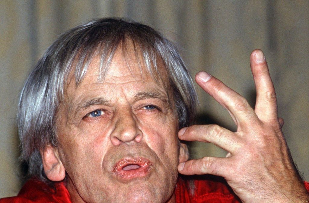 Der Schauspieler Klaus Kinski macht es zu seinem Markenzeichen, bei Fernsehauftritten auszurasten: In der WDR-Talkshow „Je später der Abend“ herrschte er 1977 einen Zuschauer an, er solle doch einfach „das Maul halten“. Und 1985 hörte er in der „NDR Talk Show“ nicht auf, Moderatorin Alida Gundlach nach ihrer Unterwäsche zu befragen.