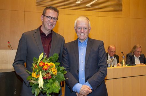 Marco-Oliver Luz (links) hat gut lachen: Der Gemeinderat wählte ihn – und OB Kuhn beschenkte ihn mit einem Blumenstrauß. Foto: Leif Piechowski/Leif Piechowski