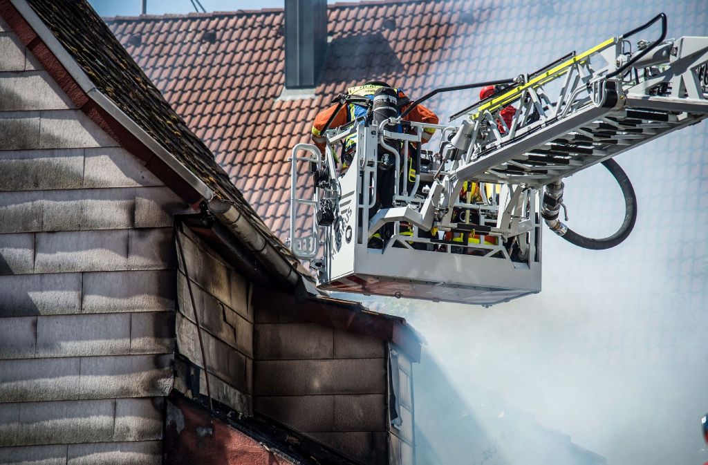 In Waiblingen-Bittenfeld hat es gebrannt: Das Feuer brach im Anbau eines Wohnhauses aus und griff auf die Fassade des Gebäudes über.