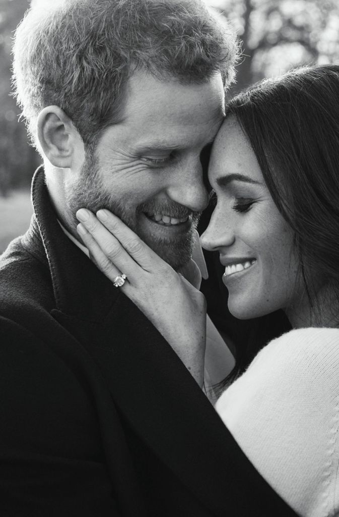 Ein schönes Paar: Der Kensington-Palast veröffentlicht die offiziellen Verlobungsbilder, die der Promifotograf Alexi Lubomirski aufgenommen hat und die deutlich machen, ...