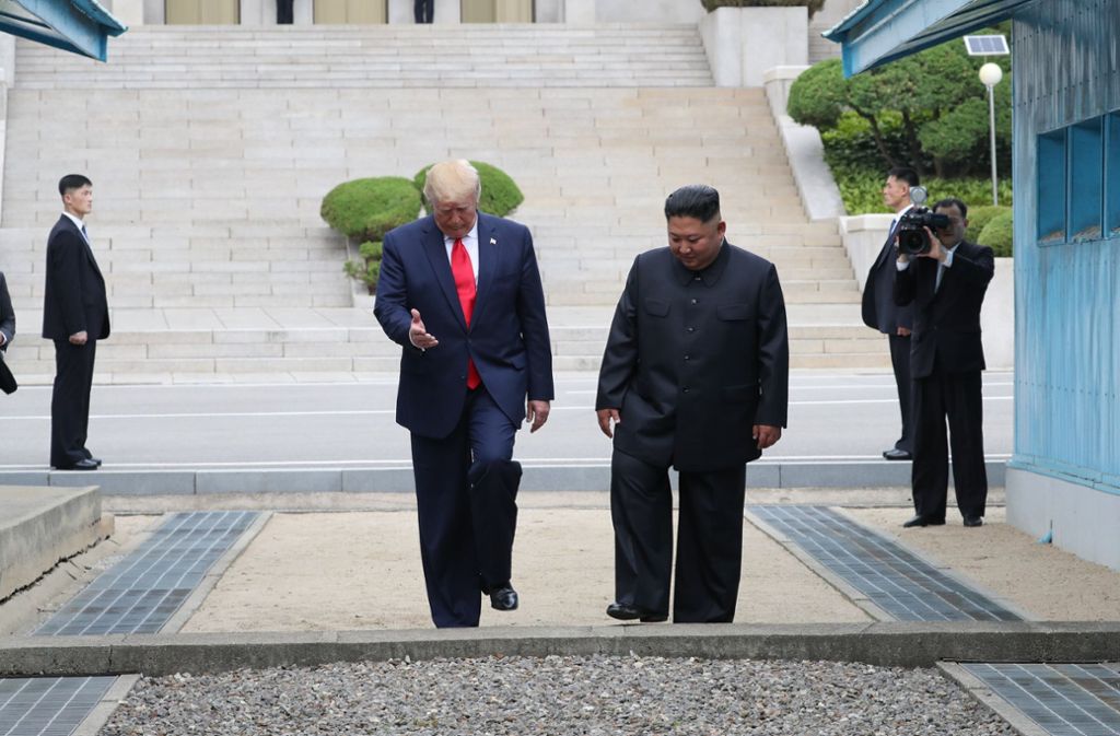 Beim Treffen mit dem amerikanischen Präsidenten Donald Trump. Zwei Stilgötter bei Gesprächen in der entmilitarisierten Zone an der innerkoreanischen Grenze. Die Hosenbeine des nordkoreanischen Machthabers fallen allerdings recht weit aus.