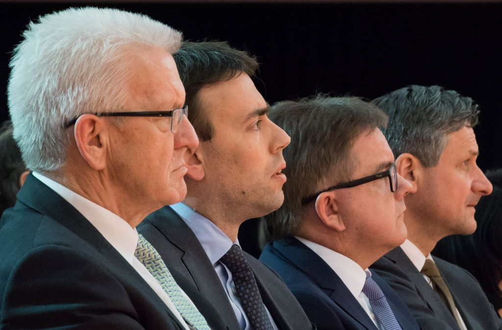 Wer mit wem? Das war die Frage nach der Landtagswahl am 13. März 2016. Nils Schmid (SPD, zweiter von links) wollte nicht mit CDU und FDP, Hans-Ulrich Rülke (FDP, rechts) scheute ein Bündnis mit Grünen und SPD. Guido Wolf (zweiter von rechts), hätte gerne wollen, durfte aber nicht.