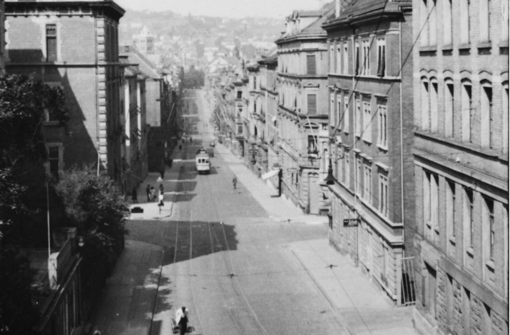 Der Blick oberhalb des Schwabtunnels in Richtung Bismarckplatz. In der folgenden Bildergalerie nehmen wir Sie mit auf einen Spaziergang durch die Schwabstraße 1942. Foto: Stadtarchiv Stuttgart