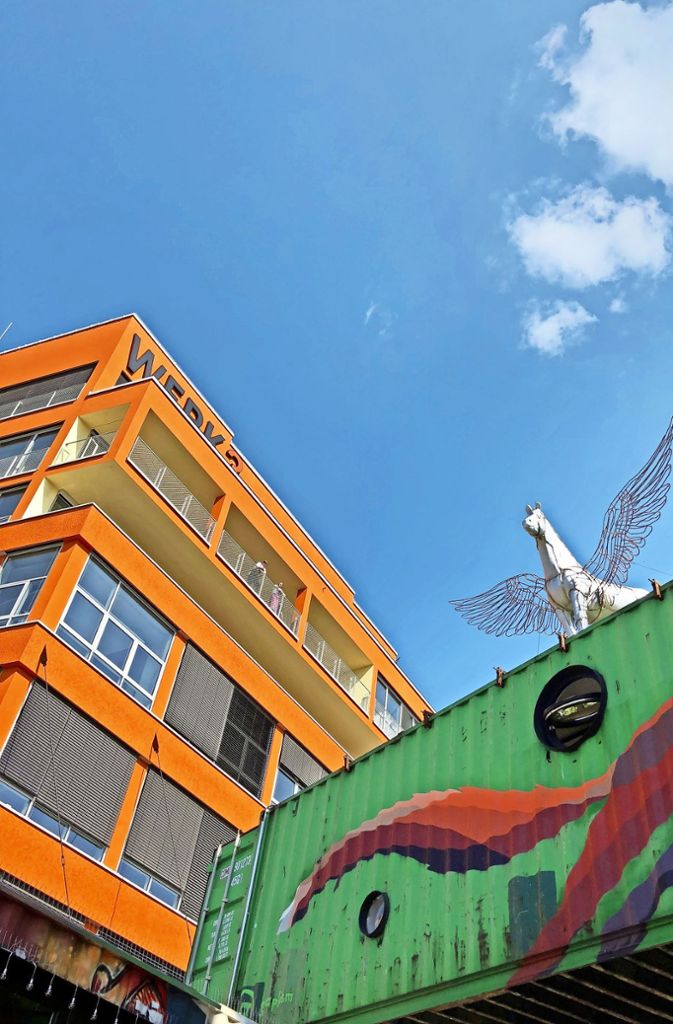 Die bunt bemalten Container mit der Skulptur eines geflügelten Pferdes obendrauf bilden eine Art Stadttor zum Münchner Werksviertel, einem der derzeit spannendsten Stadtentwicklungsprojekte in Deutschland.
