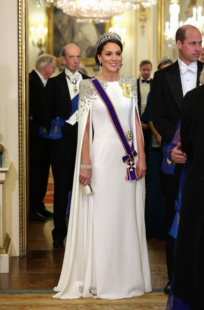 November: Noch ein Kleid aus der Brautmodenabteilung – Herzogin Kate funktioniert für ein Staatsdinner im Buckingham Palace ein Brautkleid von Jenny Packham um.