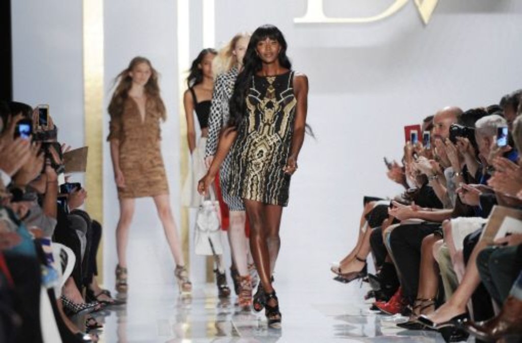 Bei der Schau von Designerin Diane von Furstenberg tummelte sich Prominenz auf und neben dem Catwalk: Für die Grande Dame der US-amerikanischen Mode liefen Naomi Campbell ...