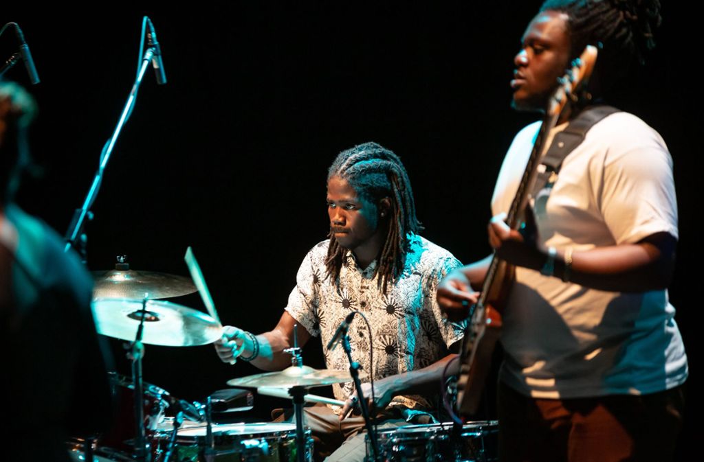 Kokoroko-Schlagzeuger Ayo Salawu und – Bassist Mutale Chashi