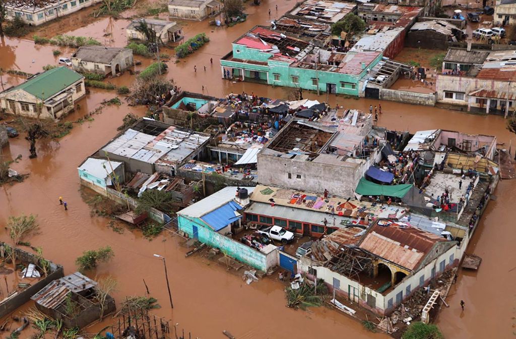 Die Bewohner von Beira haben sich auf den Dächer ihrer Häuser vor den braunen Fluten in Sicherheit gebracht.
