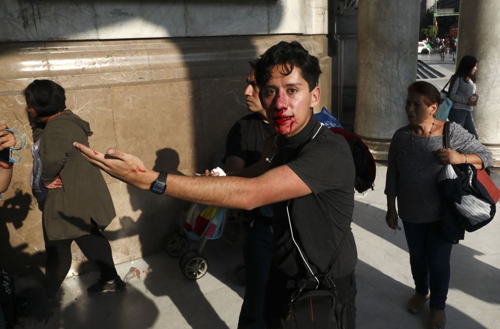 Die Gemüter kochen: Dieser Journalist ist von protestierenden Landarbeitern vor dem Museumsraum attackiert und verletzt worden.