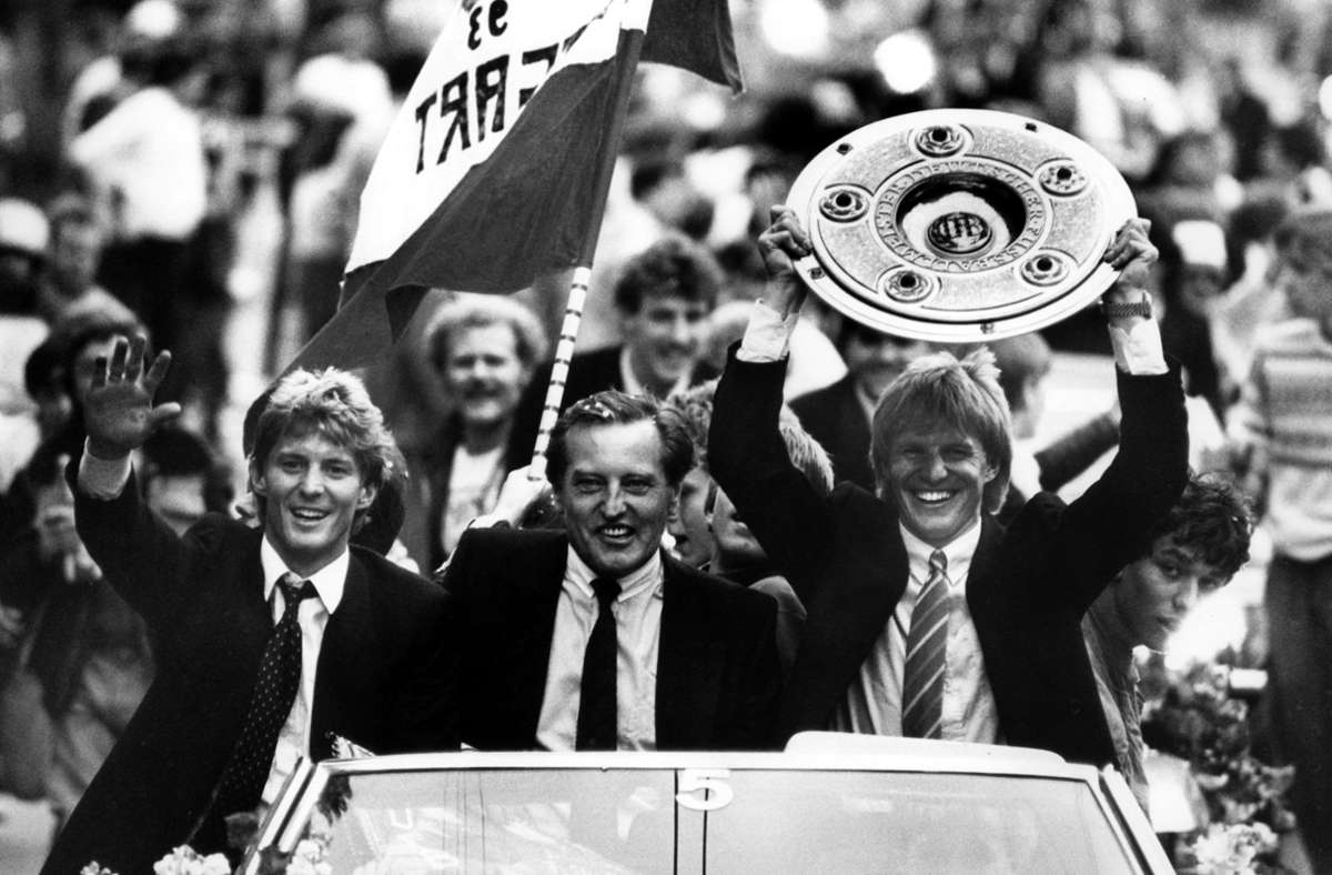 1984 der erste Titelgewinn: die deutsche Meisterschaft. Im Triumphzug fährt MV mit den Förster-Brüdern Karlheinz (li.) und Bernd durch Stuttgart.