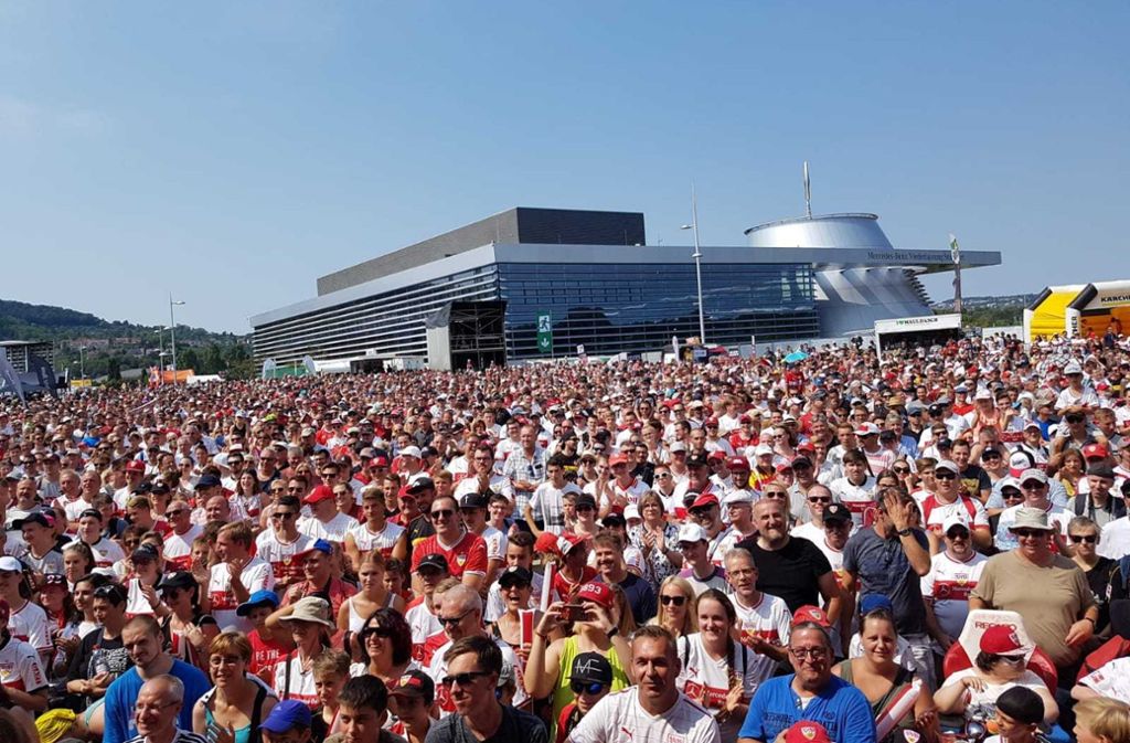 Tausende VfB-Fans feiern den „Tag des Brustrings“ Foto: JuliaRahn/ Baumann