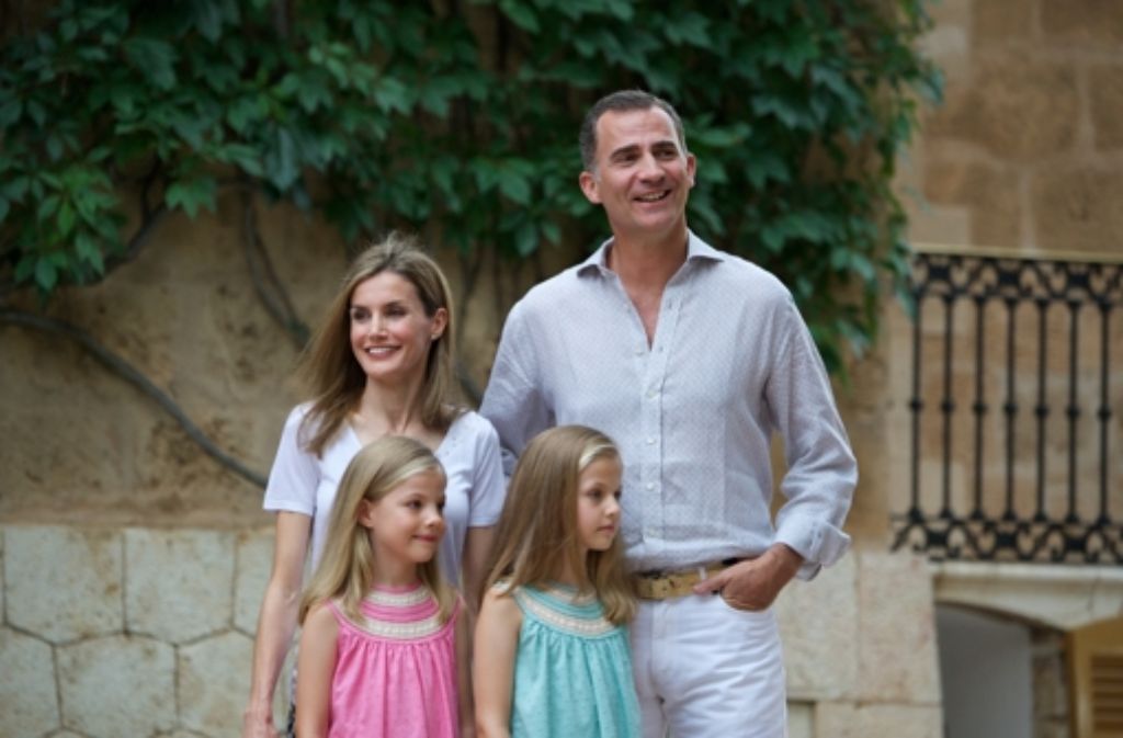 Noch ein Fototermin, dann können die Ferien auf Mallorca endlich beginnen: König Felipe VI. von Spanien mit seiner Frau Letizia und den Töchtern Leonor (rechts) und Sofía.
