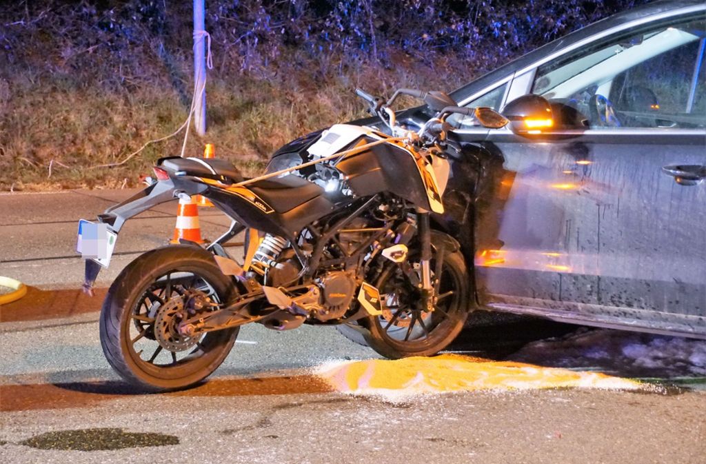 Bei dem Unfall in Frickenhausen (Kreis Esslingen) ist ein Motorradfahrer in ein Auto gekracht.