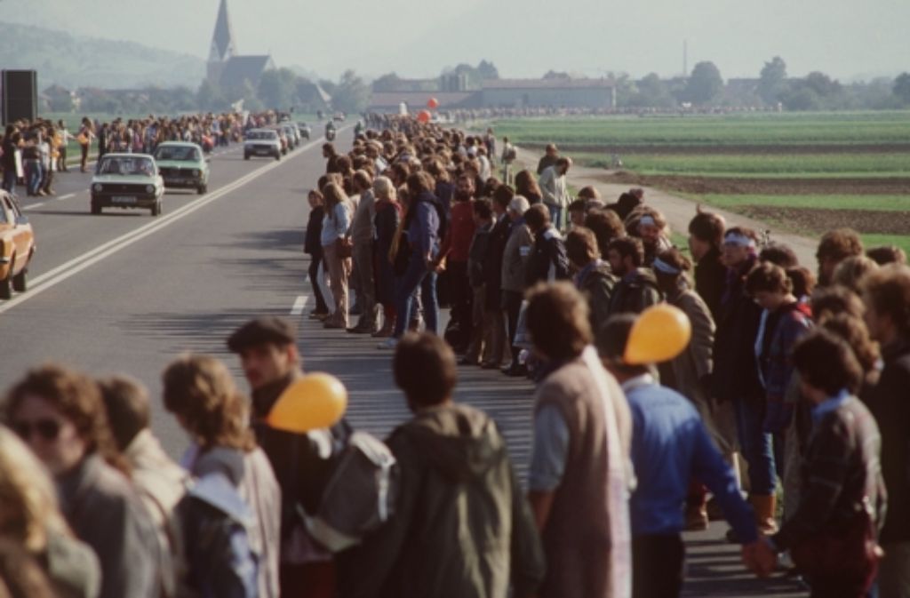 Teilnehmer an der Menschenkette auf der B 10 zwischen Neu-Ulm und Stuttgart.