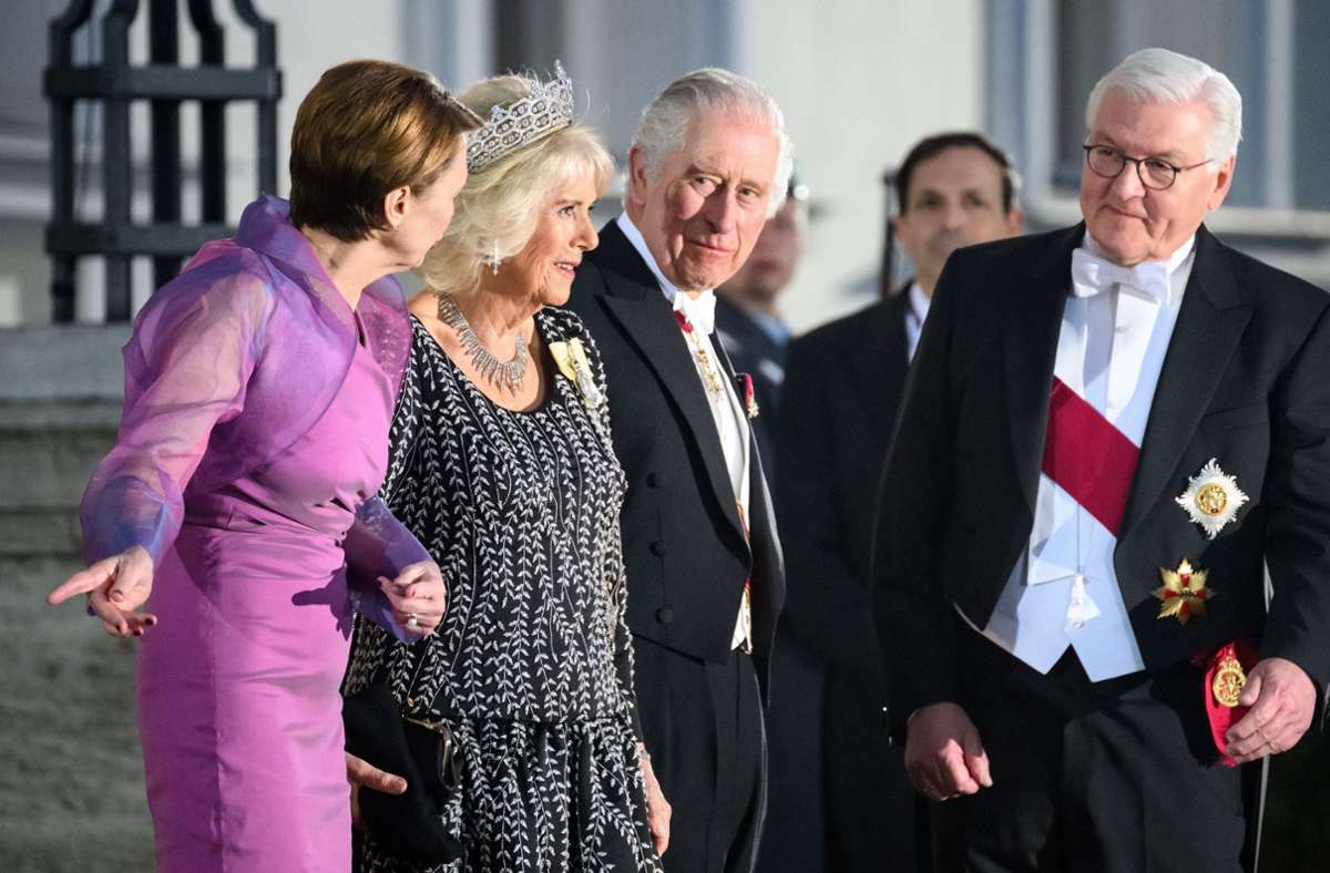 Auf den Stufen von Schloss Bellevue wurden König Charles III. und „Queen Consort“ Camilla von Bundespräsident Frank-Walter Steinmeier (rechts) und seiner Frau Elke Büdenbender (links) begrüßt. Foto: dpa/Bernd von Jutrczenka