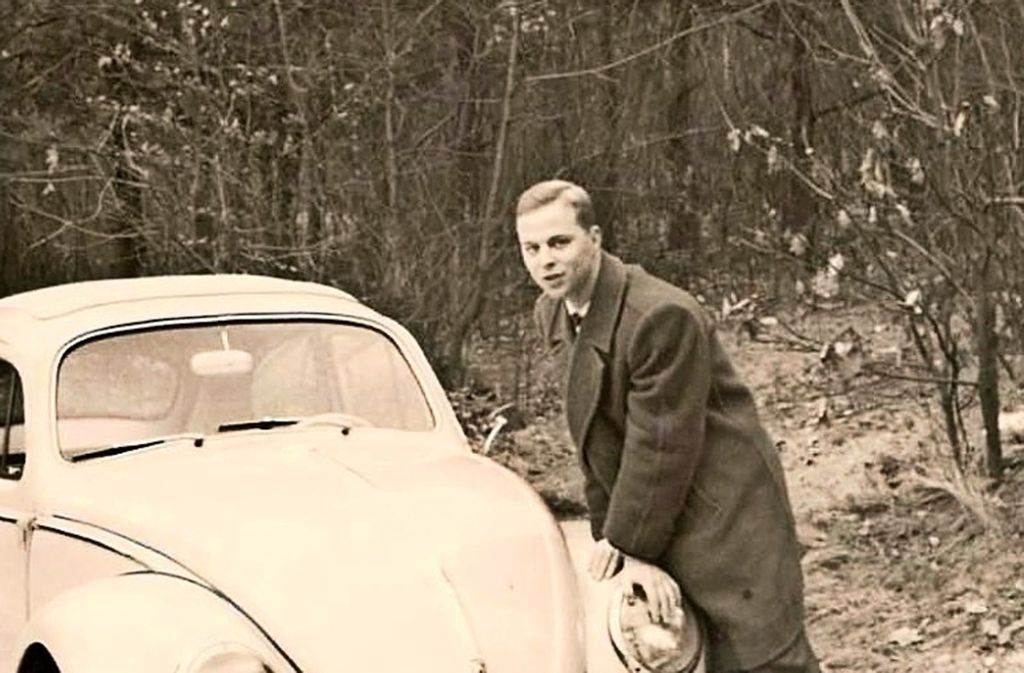 Peter Fischer schreibt: „Im Januar 1962 kaufte ich mir meinen ersten VW Käfer, damit ich vor allem als junger Mann die Eltern in Tübingen von meinem damaligen Arbeitsort Rheydt-Odenkirchen (heute ein Stadtteil von Mönchengladbach am Niederrhein) mobiler besuchen konnte. Man beachte: der VW hatte noch einen mechanischen WINKER zur Richtungsangabe. Die gesetzliche Umrüstung mit einen BLINKER auf den Kotflügeln erfolgte ab Mitte 1962. Der VW beförderte mich aber relativ schnell auch schon im Sommer1962 vom Niederrhein nach Stuttgart zu meinem neuen Arbeitgeber in der Textilindustrie. Aber was passiert, wenn man jung und zielstrebig einen PKW besitzt. Eine junge und smarte Freundin wartete nicht lange und so konnte ich im Jahr 1965 in S-Kaltental in den Ehestand einbiegen und so leben wir heute noch glücklich verheiratet auf der Rohrer Höhe. Der Käfer wurde später in einen neuen VW Käfer und danach berufsbedingt in viele andere PKW Typen eingetauscht. Jedenfalls ist dies alles eine lebenswerte Investition gewesen.“