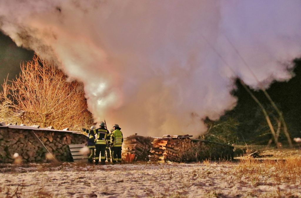 In Winterbach brennen in der Nacht zum Freitag erneut Holzstapel.