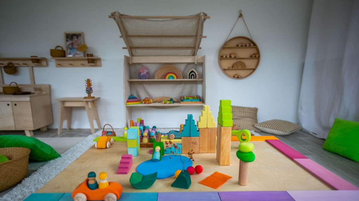 Zwei Welten unter einem Dach: bunte Spielmaterialien und naturholzfarbene Möbel.