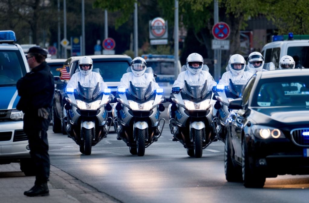 Eine Motorradstaffel der Polizei führt die Kolonne des US-Präsident durch Hannover.