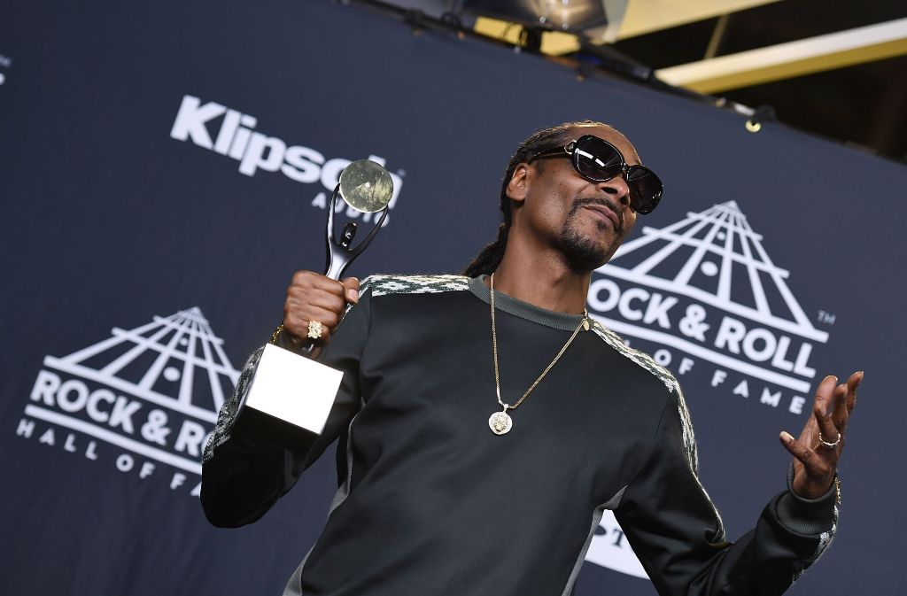 Snoop Dogg würdigte seinen 1996 erschossenen Kumpel Tupac Shakur, der in die Rock and Roll Hall of Fame aufgenommen wurde.
