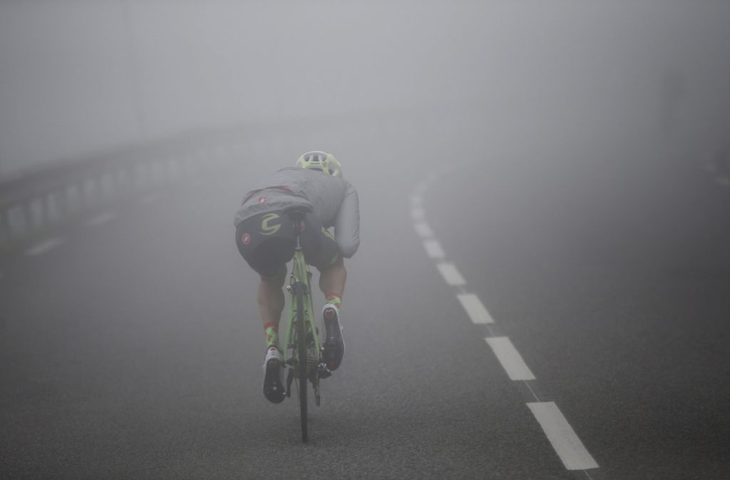 In den Pyrenäen machten Regen und Nebel den Fahrern zu schaffen.