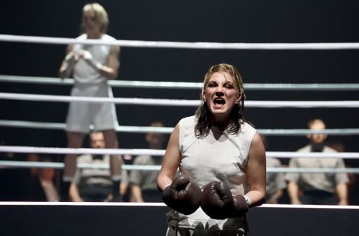 Anna im Boxring:  die Schauspielerin Josephine Köhler in den „Sieben Todsünden“ Foto: Bernhard Weis