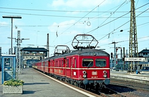 Von 1933 bis 1978 waren die Roten Heuler das Rückgrat des regionalen Zugverkehrs. Wie hier im Jahr 1977 machten die Fahrzeuge stets  halt im Hauptbahnhof. Foto: FZS-Verein/Katz