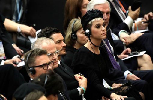Hand aufs Knie: Katy Perry und Ex Orlando Bloom im Vatikan. Foto: AP