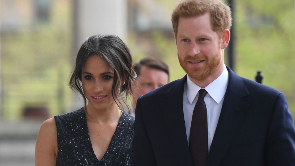  Die Queen scheint sich für ihren Enkel Harry zu freuen, und die Briten mögen die Neue im Königshaus. Herzogin Meghan kommt an. Wäre da nur nicht der Ärger mit einem Teil der Verwandtschaft in den USA. 