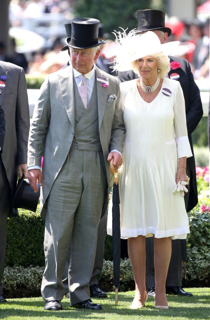 Auch Camilla, die Ehefrau von Prinz Charles (links) wählt ein weißes Kleid.