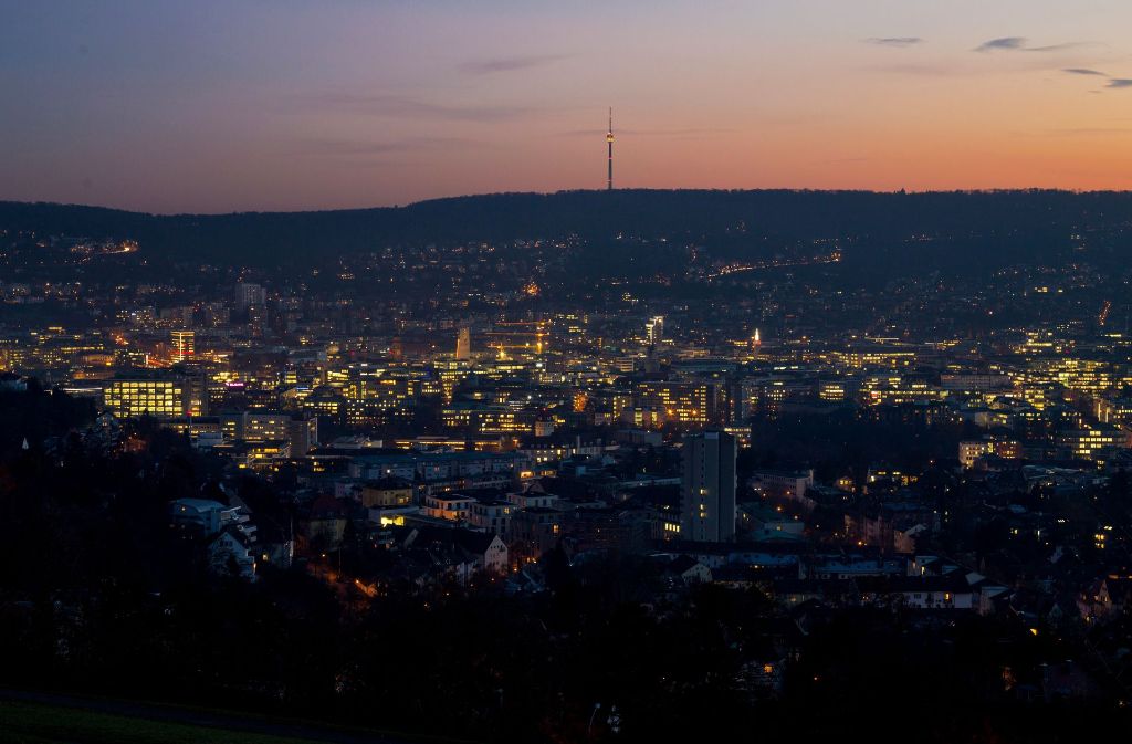 Traumhafter Blick auf Stuttgart zur blauen Stunde.