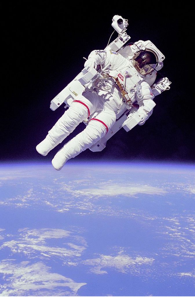 US-Astronaut Bruce McCandless II unternimmt 1984 in einem Raumanzug mit Raketenrucksack – einem sogenannten Manned Maneuvering Unit – einen Spaziergang im Weltall.