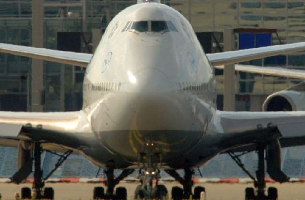 Neue Vorwürfe wurden am Freitag ebenfalls laut: Wulff soll laut „Bild“-Zeitung in seiner Zeit als niedersächsischer Ministerpräsident dienstlich erworbene Bonusmeilen der Lufthansa unerlaubt für Privatflüge eingesetzt haben.