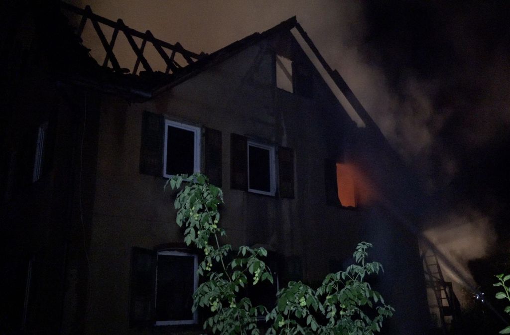 Bei einem Gewitter im Großraum Tübingen sind ein Wohnhaus (Foto) sowie ein Teil eines Firmenkomplexes in Brand geraten.
