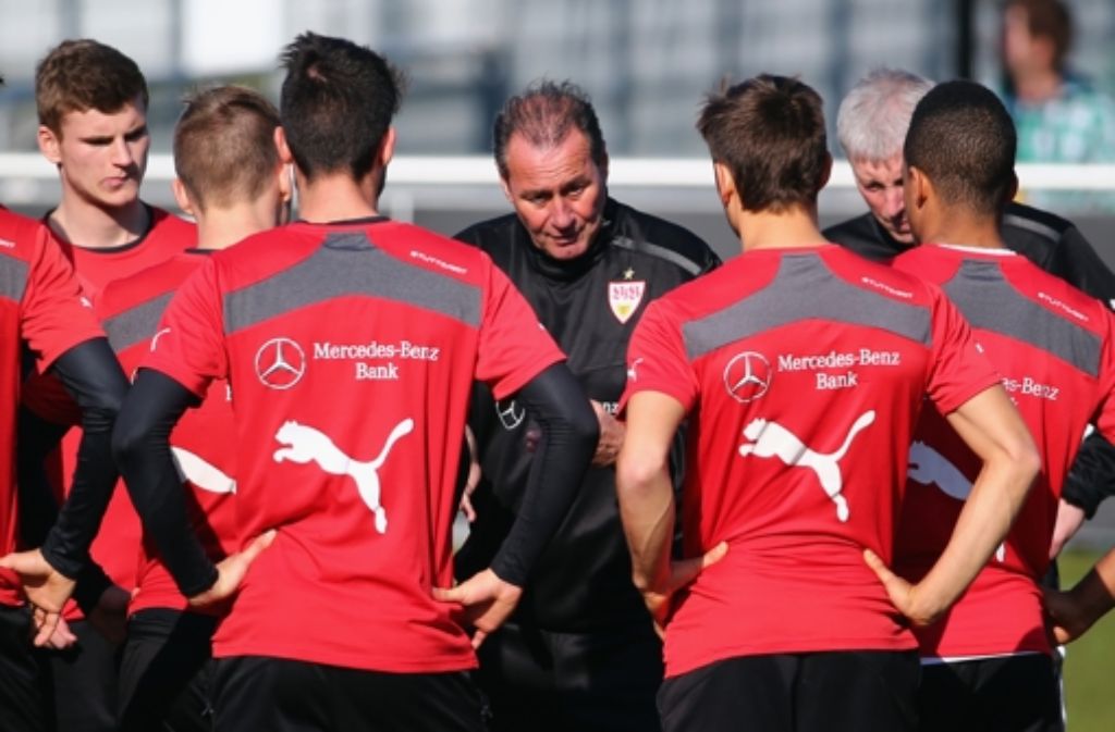 Der neue VfB-Coach Huub Stevens (links) beim ersten Training mit der Mannschaft. Klicken Sie sich durch unsere Fotostrecke.