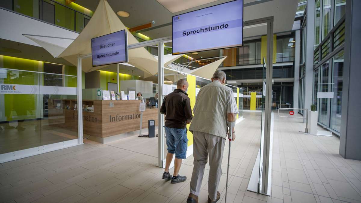 Rems-Murr-Kliniken öffnen sich wieder: Ein bisschen wie am Flughafen