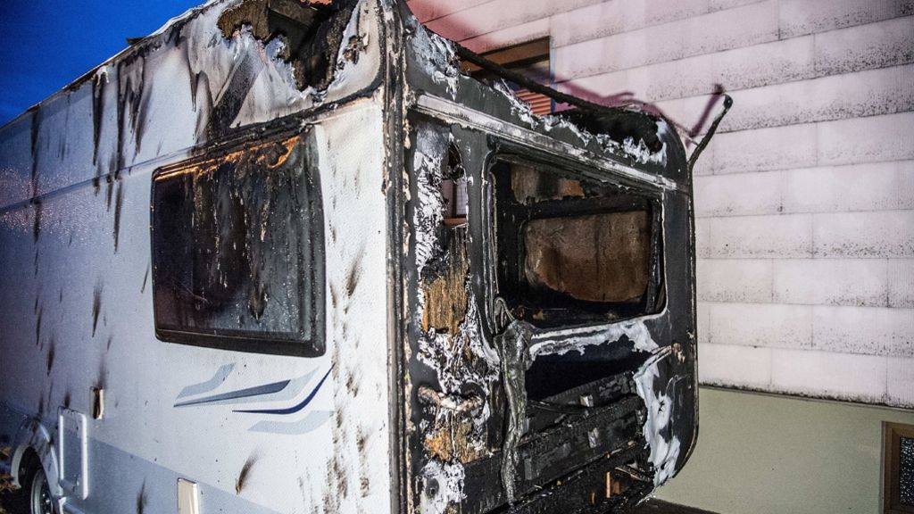 Erneute Brandserie im Ostalbkreis: Sieben Autos und einen Wohnwagen angezündet