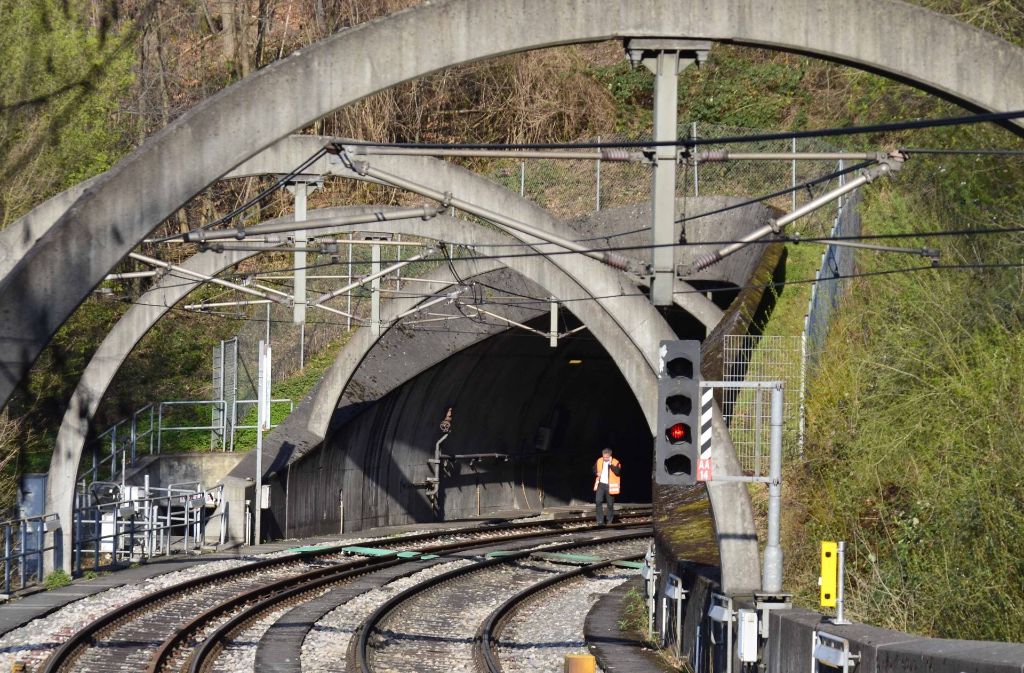 Auf der Weinsteige in Stuttgart ist am Samstagnachmittag in einem Tunnel eine Stadtbahn entgleist.