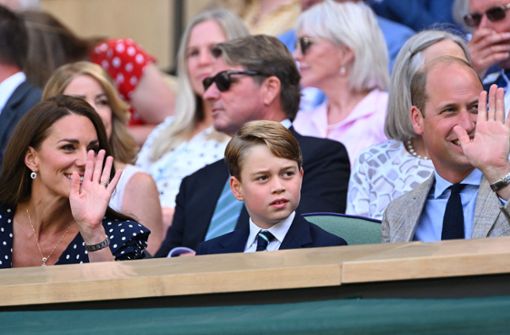 Winke, winke: In der „Royal Box“ sahen Herzogin Kate, Prinz William und ihr Sohn George viele bekannte Gesichter. Foto: AFP/SEBASTIEN BOZON