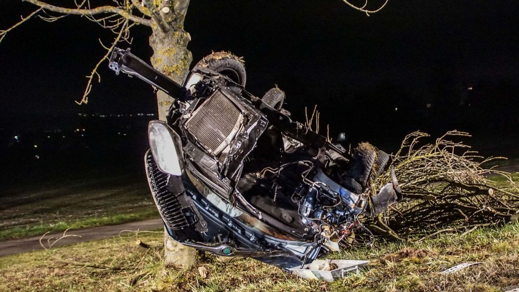 Schönaich im Kreis Böblingen: Auto überschlägt sich und kollidiert mit Baum