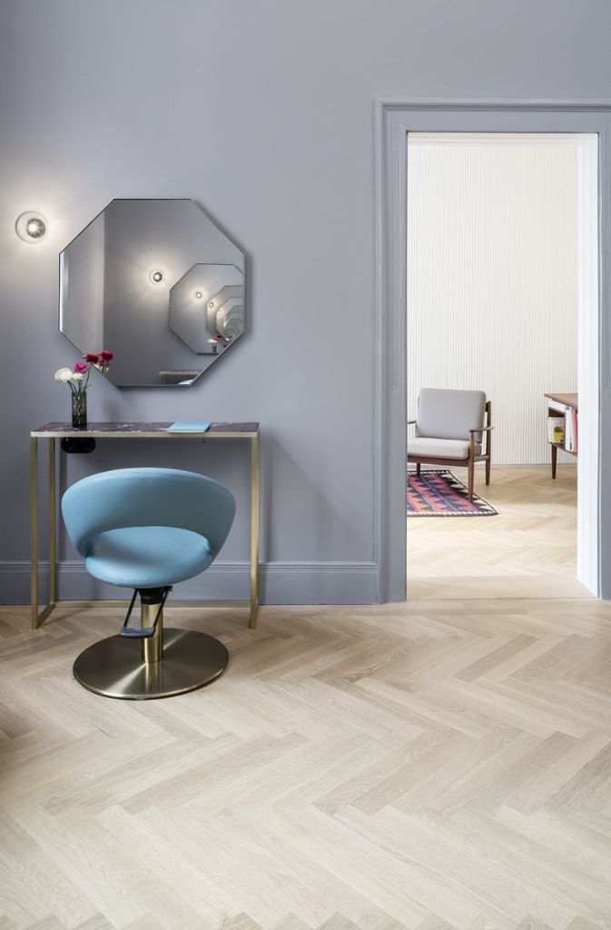 Ester Bruzkus’ Büro gestaltet auch Innenräume für Firmen. Hier ein Blick ins 2015 von Ester Bruzkus und Patrick Batek entworfene Friseurgeschäft Bilir Salon Privé in Stuttgart.