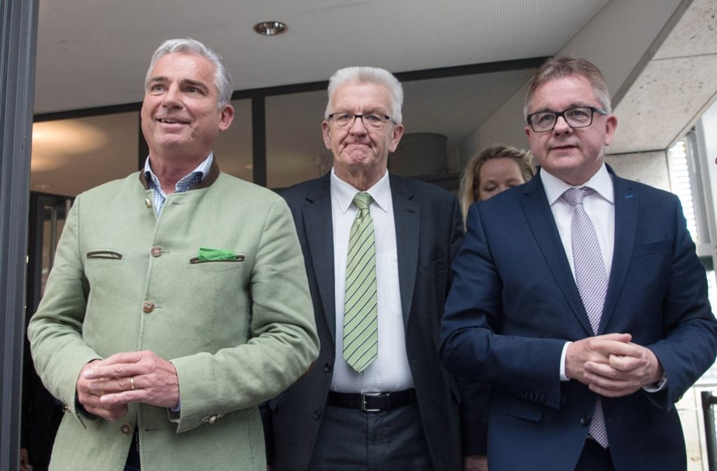 Nur wenige Tage nach der Wahl nehmen die Spitzen von Grünen und CDU (im Bild v.l.: Thomas Strobl, Winfried Kretschmann, Guido Wolf) Sondierungsgespräche auf, die dann in Koalitionsverhandlungen münden.
